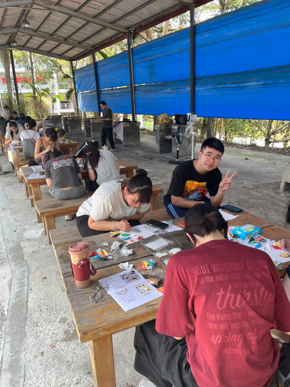 看著實踐大學的同學們從「不敢動手」到「寫出自己的故事」，我再次確認：學會糖霜不只是掌握一門技術，而是獲得了一種全新的、具備溫度的溝通語言。